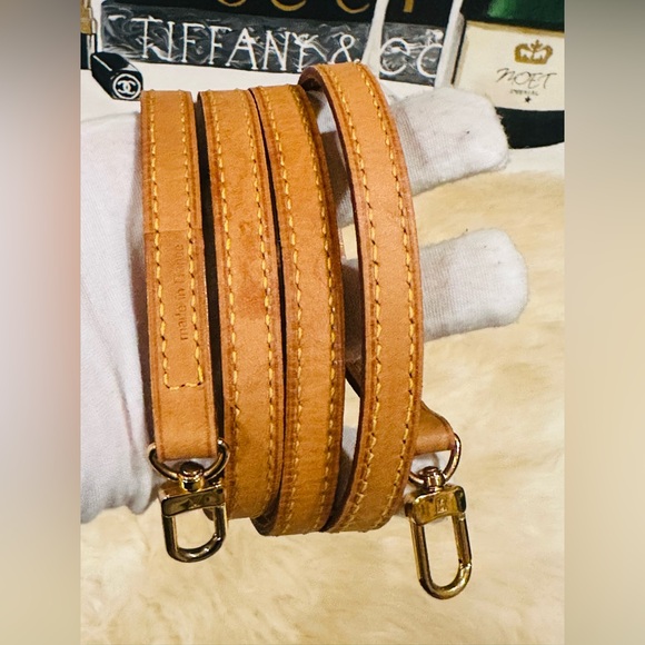 ๐ LOUIS VUITTON VACHETTA LEATHER STRAP W/ GOLDTONE HARDWARE SIZE 46โ - Picture 7 of 9